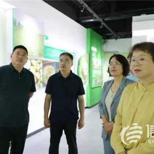 青島市政協(xié)文化文史和學(xué)習(xí)委員會與市美術(shù)館赴平度仁兆開展“五進(jìn)五送”活動