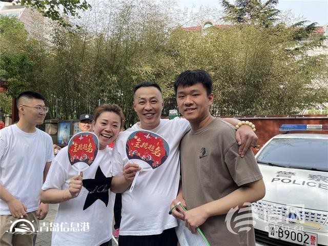 直擊高考：旗袍、紅T恤還不夠 有家長帶上萌寵來送考