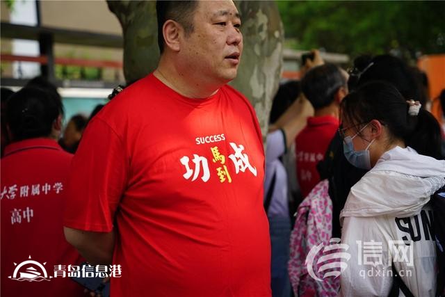 直擊高考：旗袍、紅T恤還不夠 有家長帶上萌寵來送考