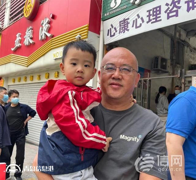 直擊高考：旗袍、紅T恤還不夠 有家長帶上萌寵來送考