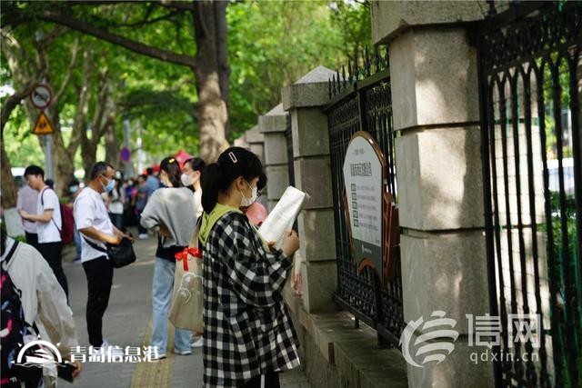 直擊高考：旗袍、紅T恤還不夠 有家長帶上萌寵來送考
