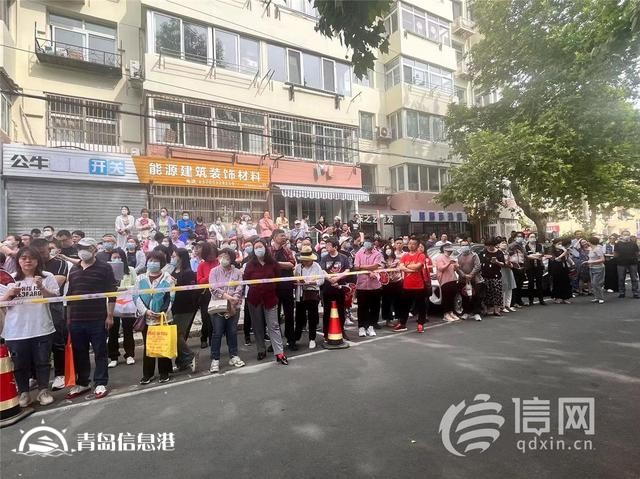 直擊高考：旗袍、紅T恤還不夠 有家長帶上萌寵來送考