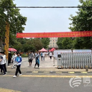 直擊高考：語(yǔ)文考試結(jié)束 考生分享心得感覺卷子不難