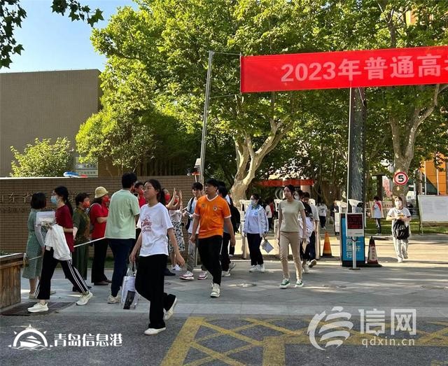 直擊高考：英語考試結束 物理老師提醒明天提前一小時開考
