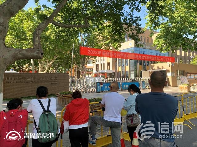 直擊高考：英語考試結束 物理老師提醒明天提前一小時開考