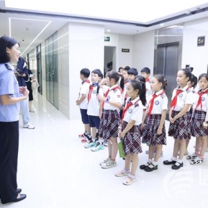 鎮(zhèn)小學(xué)子走進(jìn)青島反詐中心 沉浸式體驗(yàn)電詐辦案現(xiàn)場
