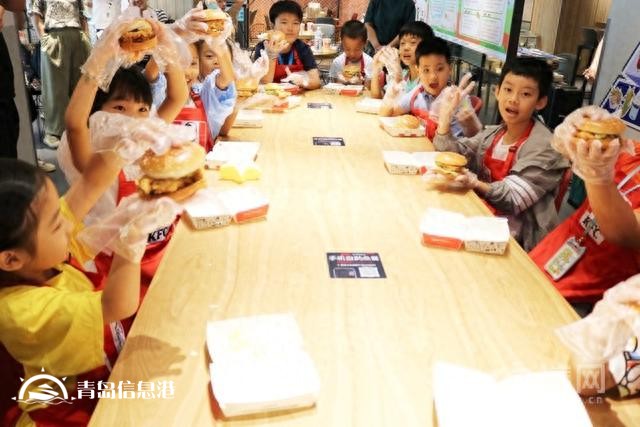 信網(wǎng)“小行動(dòng)員”走進(jìn)肯德基 知“食”小達(dá)人開啟探秘之旅