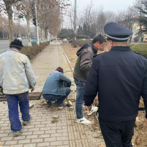 違規(guī)挖掘人行道不可取，開發(fā)區(qū)中隊(duì)黨支部依法查處