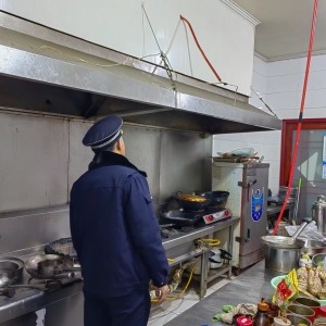 南村執(zhí)法中隊(duì)“信用+”開展餐飲油煙執(zhí)法檢查！