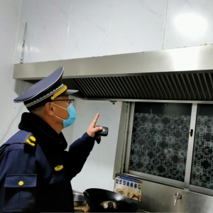 平度市東閣街道執(zhí)法中隊(duì)整治餐飲油煙污染，改善人居環(huán)境