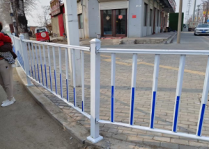 護(hù)欄受損及時(shí)修復(fù)，道路出行安全為先