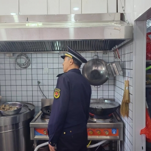 南村執(zhí)法中隊(duì)開展餐飲油煙執(zhí)法檢查，營造清新潔凈城鎮(zhèn)環(huán)境！ ...