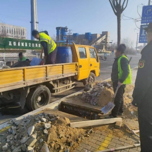 平度市東閣街道執(zhí)法中隊嚴查擅自挖掘城市道路，為市民出行保駕護航 ...