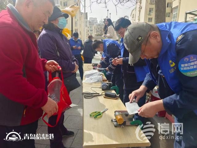 “一站式”幫居民解難題 香港中路街道開展便民服務(wù)大集