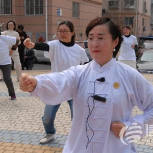 弘揚(yáng)中國傳統(tǒng)文化 青島即墨城西一社區(qū)開展公益授拳活動