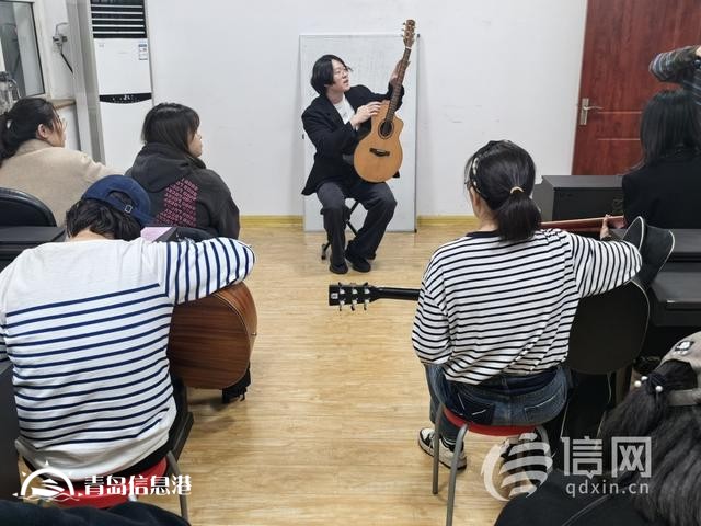 白天上班晚上學(xué)特長(zhǎng) 青島市北區(qū)藝術(shù)夜校受到市民追捧