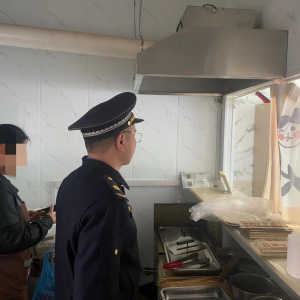 連軸轉(zhuǎn)！為轄區(qū)餐飲單位 “體檢”