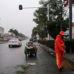 金陽(yáng)光環(huán)衛(wèi)冒雨清理大集，保障轄區(qū)環(huán)境 干凈整潔
