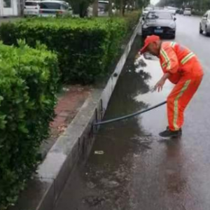 全面清理雨后路面淤泥積水，保持良好 道路環(huán)境