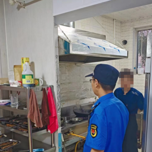 平度市東閣街道執(zhí)法中隊聚焦群眾訴求，全力整治餐飲油煙擾民 ...