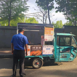暖心護(hù)?！獌?yōu)化校園周邊市容環(huán)境秩序