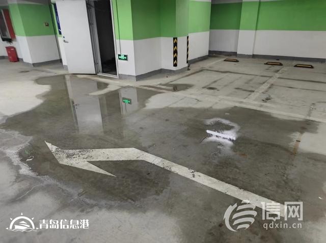 融海致遠(yuǎn)居地下車庫滲水 部分墻面出現(xiàn)發(fā)霉現(xiàn)象