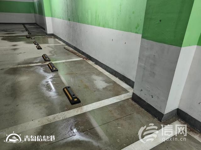 融海致遠(yuǎn)居地下車庫滲水 部分墻面出現(xiàn)發(fā)霉現(xiàn)象