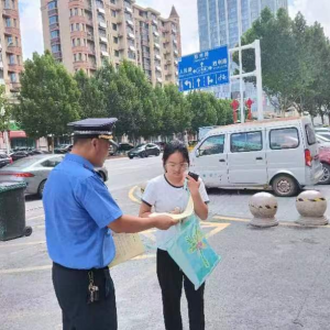 李園街道綜合行政執(zhí)法中隊(duì)：送法上門 規(guī)范占用市政道路挖道亂象 ...