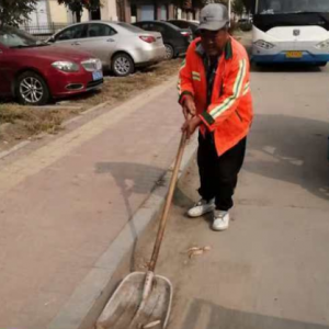 清理路面積土，確保道路整潔
