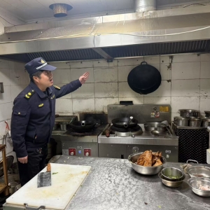 平度市東閣街道執(zhí)法中隊(duì)開展餐飲油煙整治，解決群眾油煙“煩心事” ...