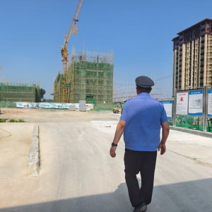 同和中隊：烈日下的“藍天守護”，嚴查建筑工地揚塵